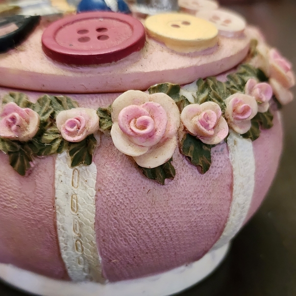 Vintage Dezine Ceramic Round Sewing Trinket Box - Picture 3 of 8